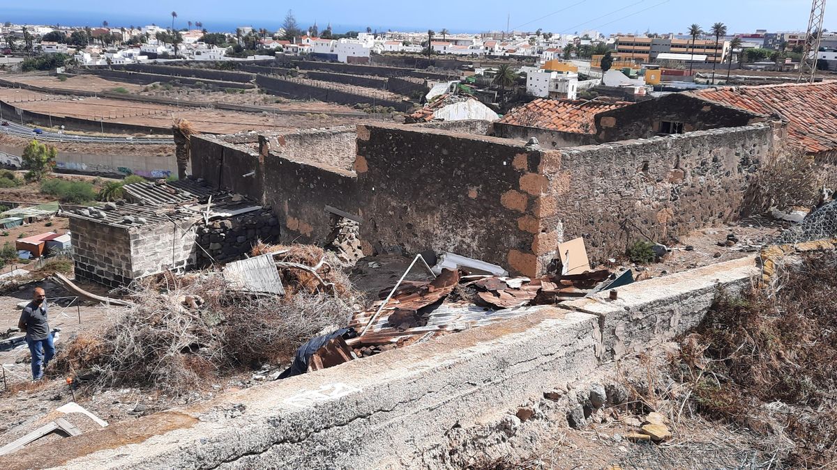 Ruinas de la casa del siglo XVIII; albergará el museo de sitio. En la parte superior de la imagen, el casco histórico de Telde, con las torres de San Juan en el centro.
