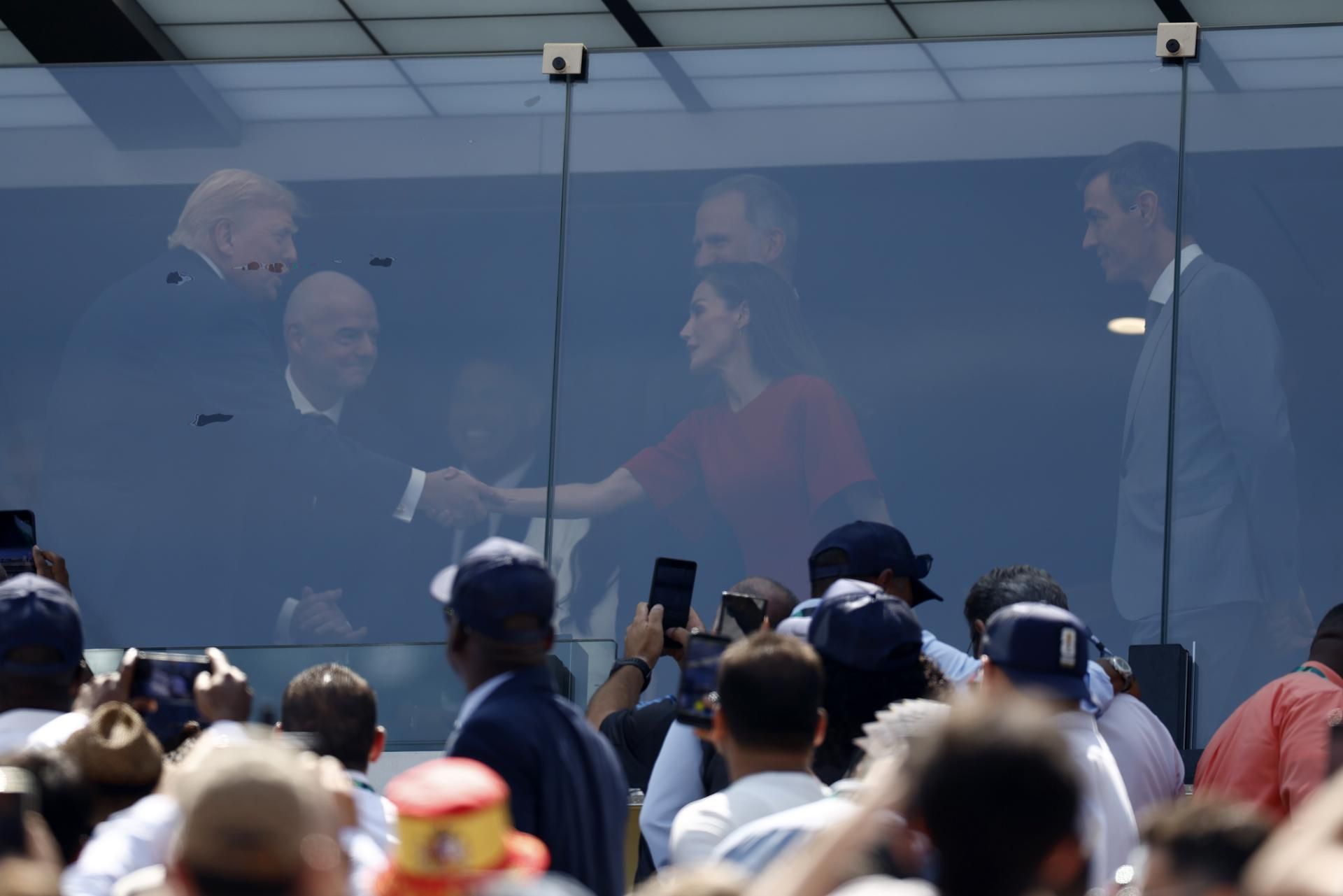 La reina Letizia saluda a Donald Trump