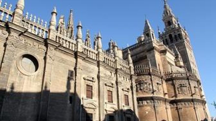 Sevilla retiras las azucenas de la Giralda: ¿qué representan estas piezas?