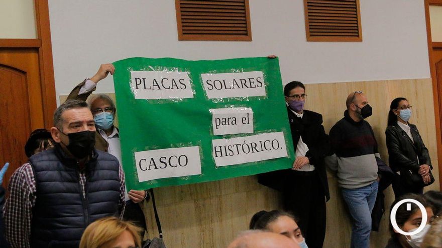 Vecinos del casco histórico presentan en Urbanismo una propuesta para poder poner placas solares