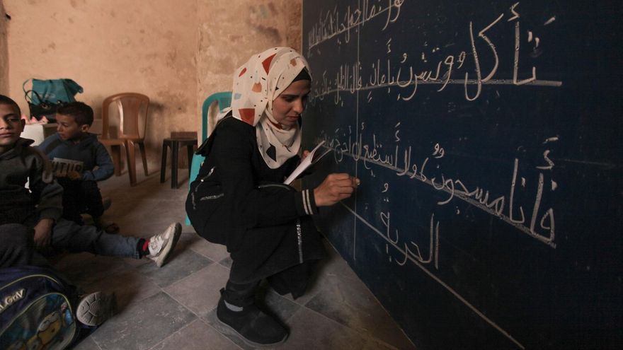 La escuela de Al Kamiliya, en Ciudad de Gaza, reabrió sus puertas este curso después de dos años cerrada, a pesar de los daños que ha sufrido el edificio y sus alrededores.