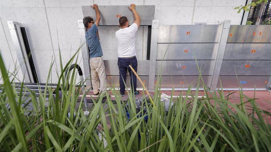 La carrera desesperada de Florida para conseguir agua, gasolina y protección