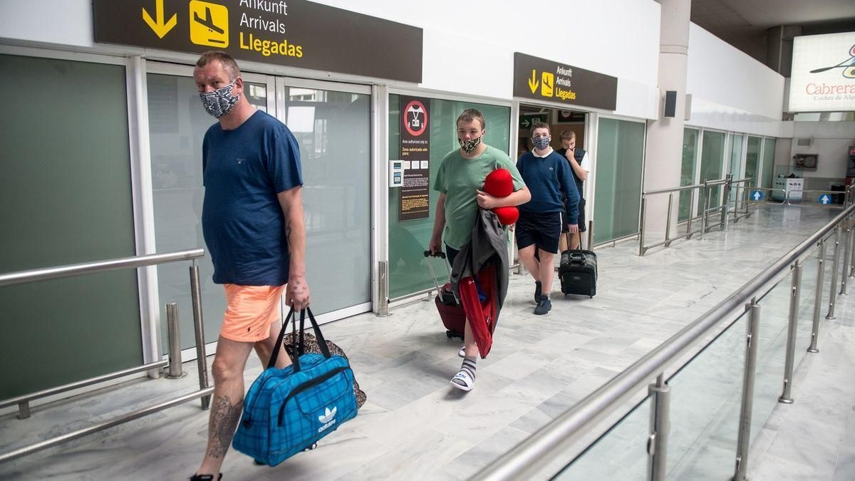 Turistas llegando al aeropuerto de Lanzarote