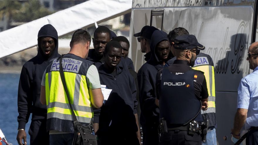 Siete muertos y 12 hospitalizados por deshidratación: el balance final del cayuco a la deriva rescatado al sur de Gran Canaria