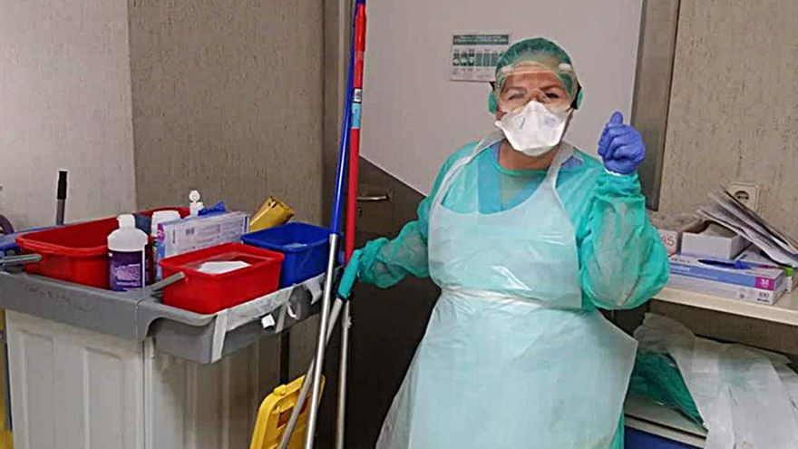 Limpiadora de hospital, COVID persistente y 800 euros menos por la baja: "Tendré que trabajar enferma para que no falte dinero"