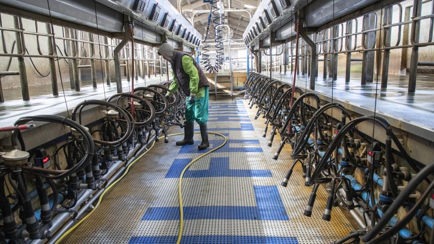 La industria láctea sigue "al límite" por la huelga de transportes