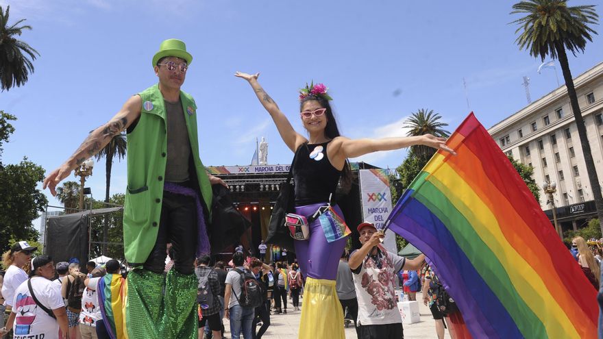 La Plaza de Mayo se viste de banderas arcoíris en la feria del Orgullo
