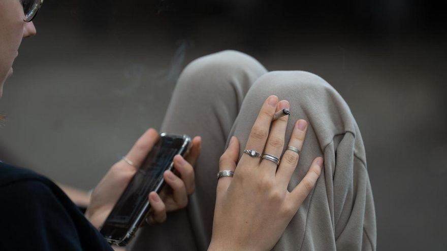 Los mensajes machistas de un grupo de WhatsApp de estudiantes de Magisterio: "Hay que partirle las bragas"