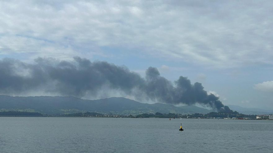 Humo generado por el incendio en la fundición