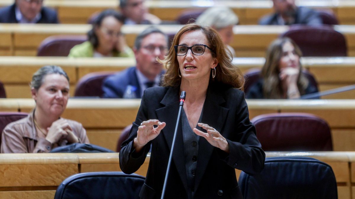 Archivo - La ministra de Sanidad, Mónica García, interviene durante una sesión de control al Gobierno en el Senado.
