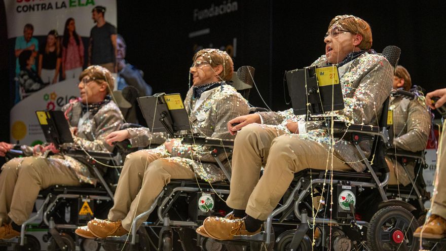 Una chirigota revoluciona el Teatro Falla interpretando al físico Stephen Hawking