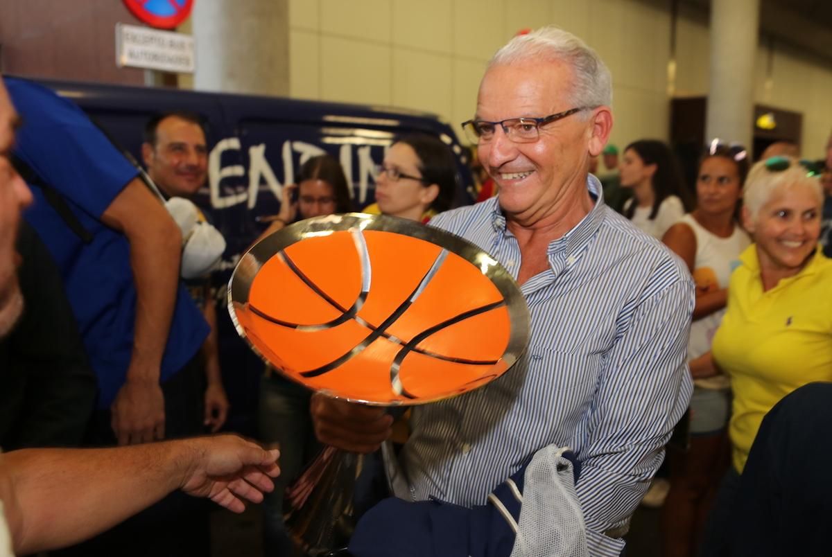 Llegada del 'Granca' al aeropuerto.