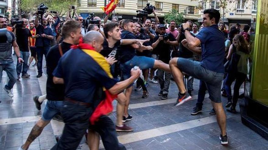 El joven que se enfrentó a los ultras del 9 d'Octubre: "Acudí lo más rápido posible para tratar de parar la agresión"