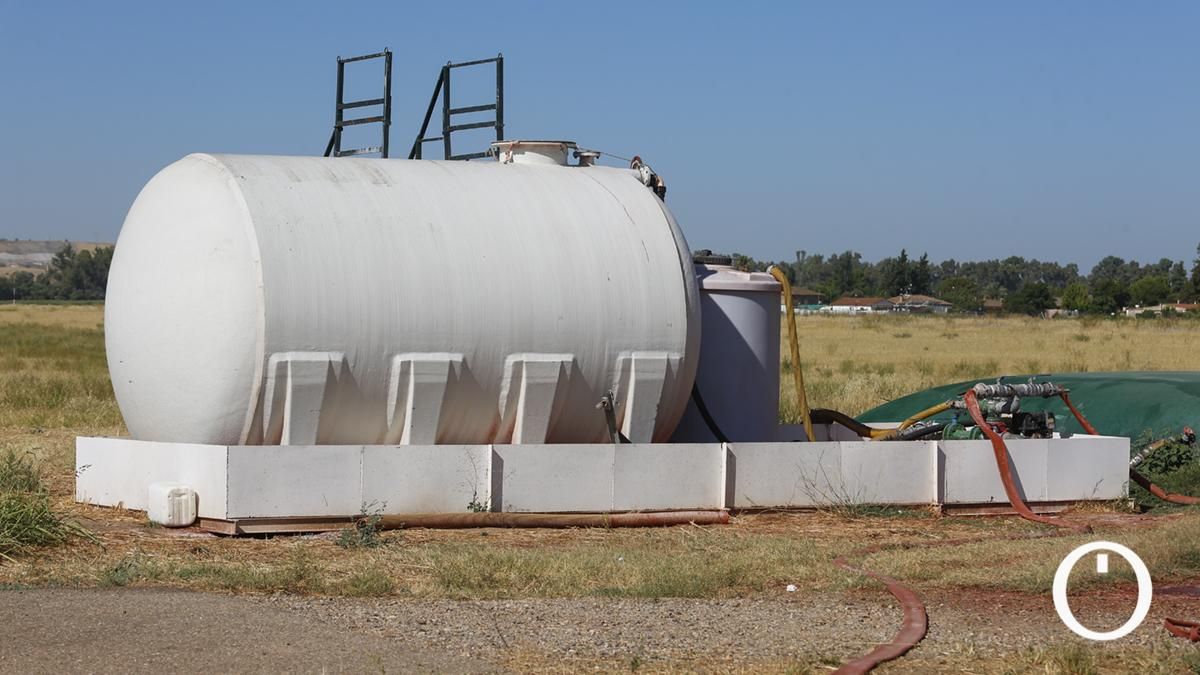 Depósito con líquido retardante y balsa de agua para suministrar a los aviones del Infoca en el aeropuerto