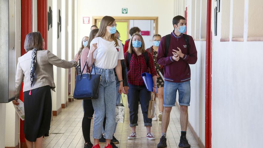 Alumnos con mascarilla en un instituto en Izel, Belgica.EFE/EPA/JULIEN WARNAND/Archivo