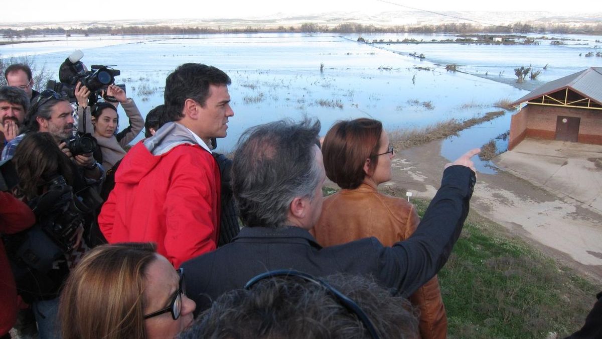 Pedro Sánchez dice que Rajoy tiene que "dar la cara" para explicar una gestión "caótica y de ineptitud" por las riadas