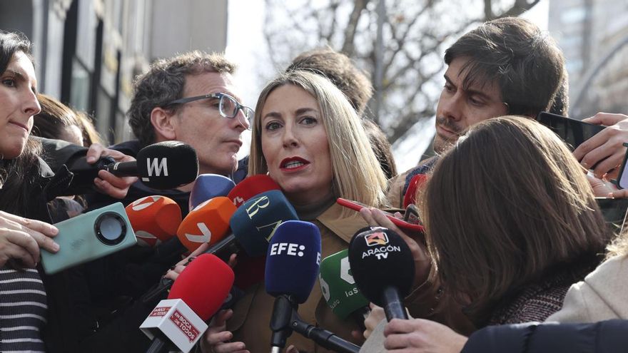 La presidenta de Extremadura, María Guardiola, atiende a los medios a su llegada este lunes a la sede del Partido Popular