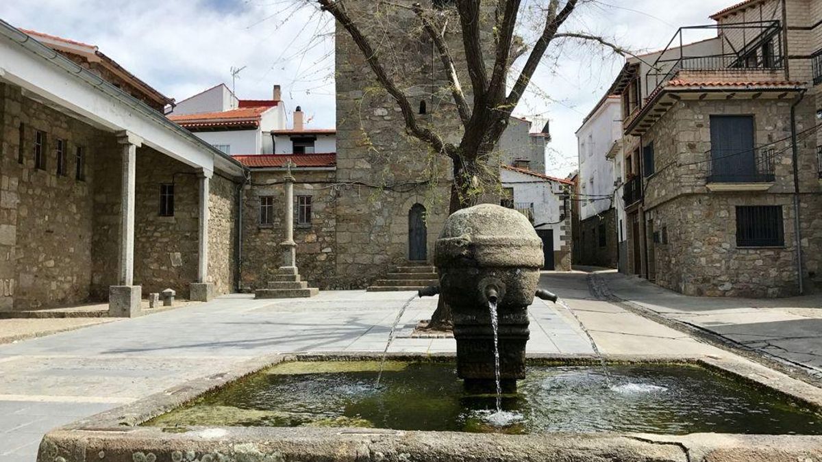 Plaza de la iglesia de Piornal.