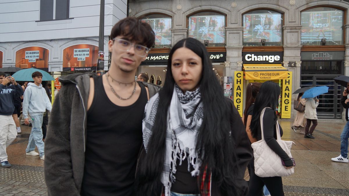 Lucía y Zero, dos jóvenes acampados desde el martes
