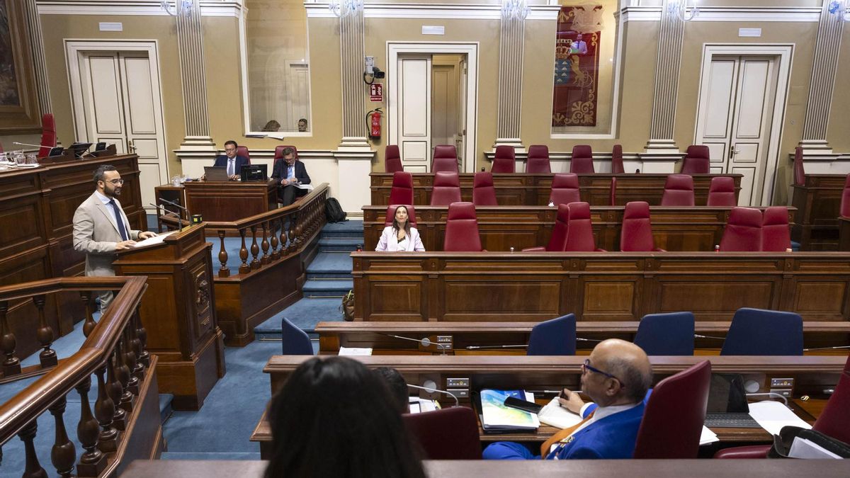La bancada del Gobierno (primera línea de sillones azules), vacía durante la intervención del diputado de AHI Raúl Acosta en la lectura del dictamen de la comisión parlamentaria del llamado caso Mascarillas.