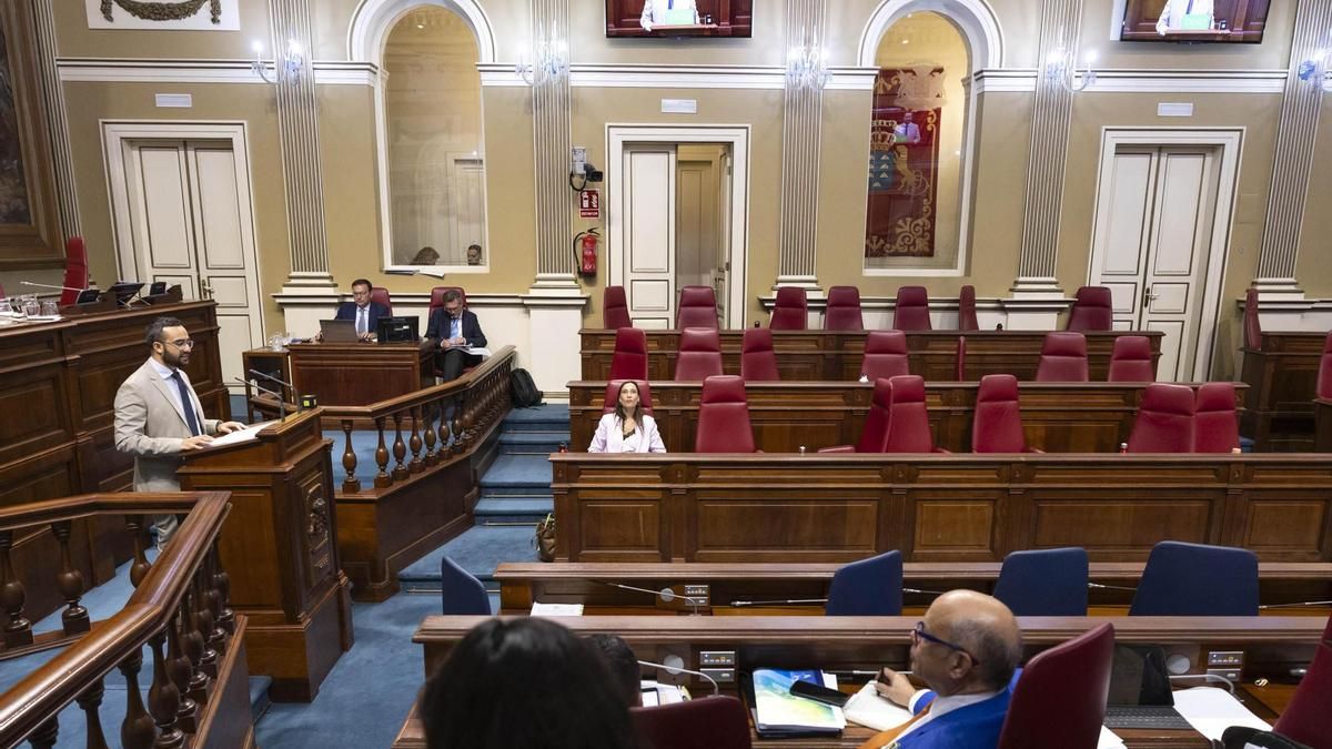 El pleno del Parlamento canario que dejó solo al PP votando con Vox en contra de la inmigración