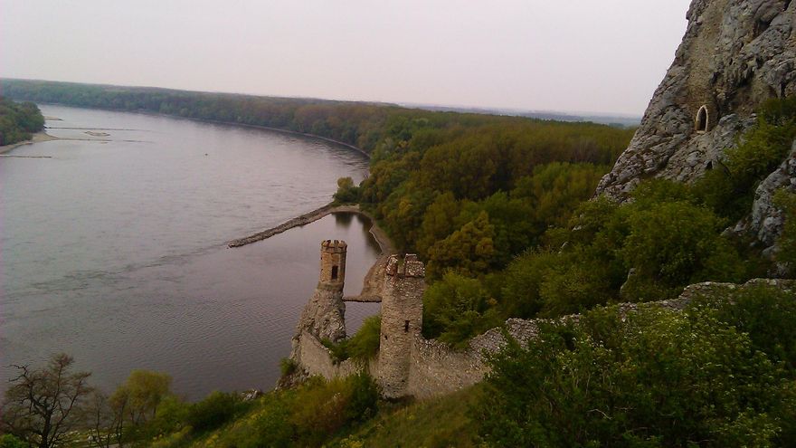 Torres del Castillo de Devín frente a las aguas del Danubio.
