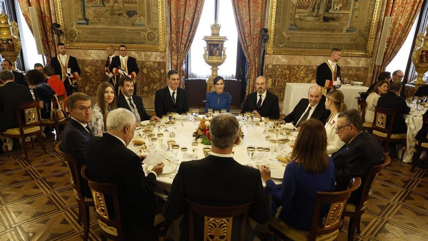 Mesa principal del almuerzo ofrecido en el Palacio Real por la jura de la Constitución de Leonor de Borbón. En primer término, de espaldas, Felipe VI. A su izquierda, el presidente del Constitucional, Cándido Conde-Pumpido, y el líder del PP, Alberto Núñez Feijóo.