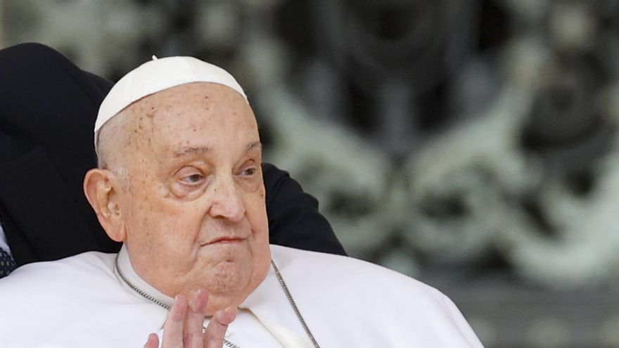 El papa pide "tender la mano al que ya no puede más" en su homilía del Domingo de Ramos