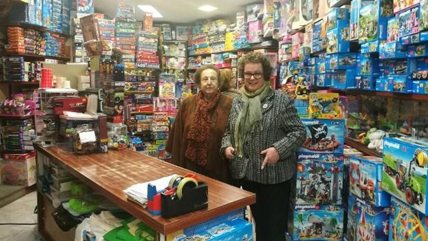 Paquita y María Jesús, fundadora y regente actual de la juguetería tradicional en León.