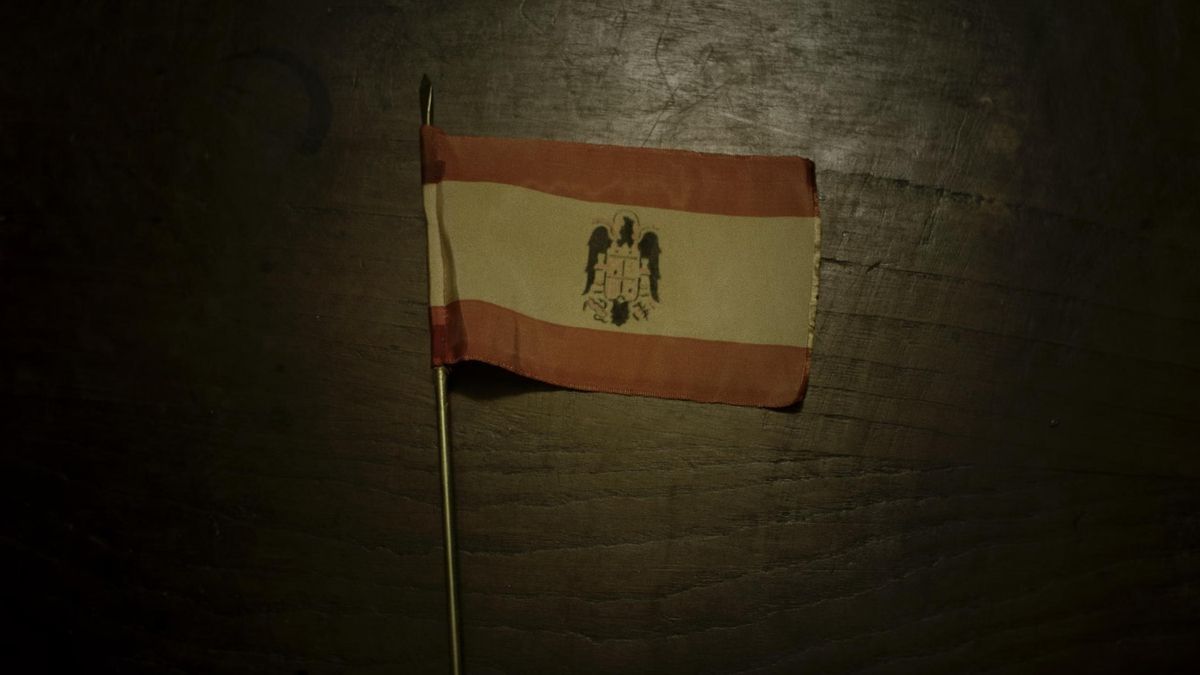 Fotograma de la película que muestra un banderín franquista.