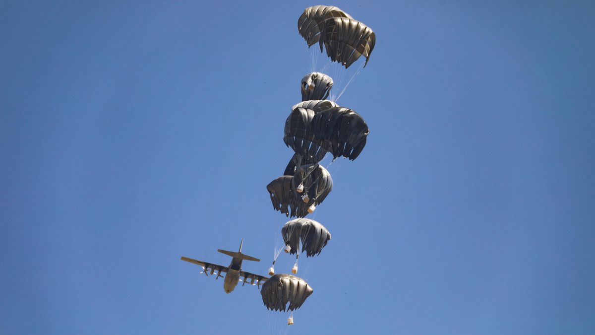 Un avión lanza ayuda humanitaria sobre la Franja de Gaza