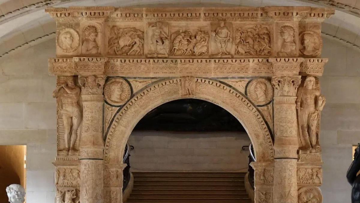 El portal del Palacio Stanga vuelve a brillar en el Louvre tras una restauración que revela el esplendor del Renacimiento italiano