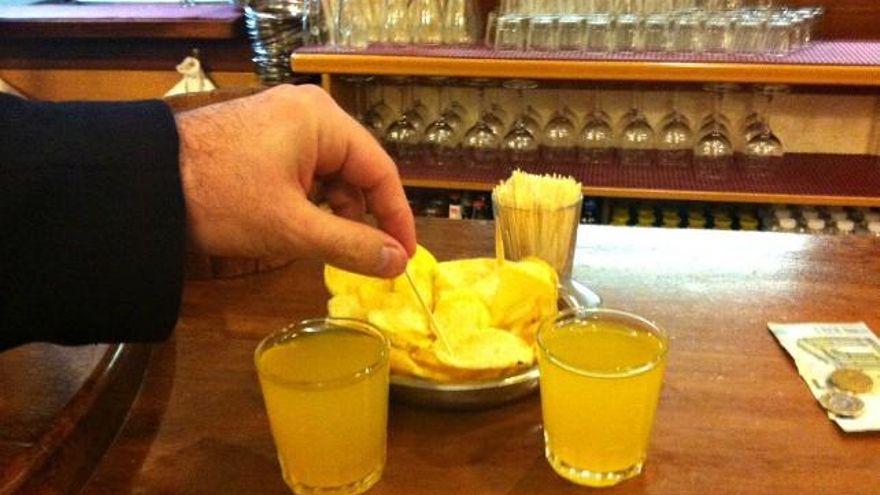 Butanos degustados en Patatas Blas, un 'santuario' de esta bebida.