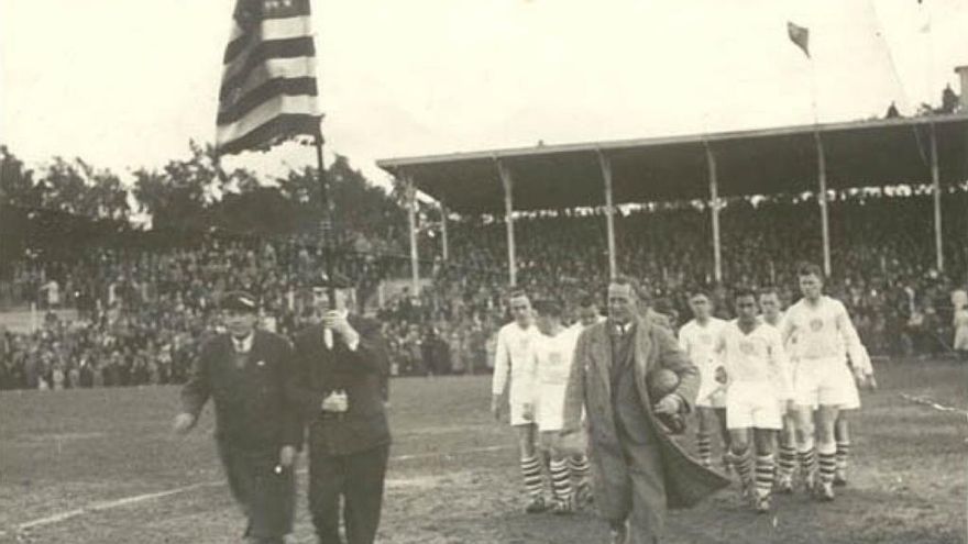 Estadios sin acabar, partidos malditos, campeones vencidos y anfitriones humillados: México, la excepción inaugural