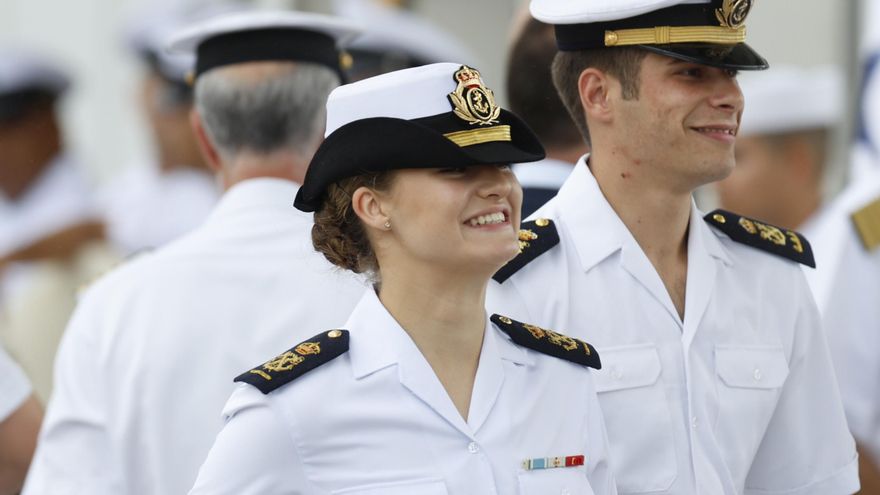 La reina Letizia recibe a la princesa durante la escala del buque escuela Elcano en Panamá