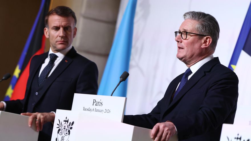 El primer ministro británico, Keir Starmer, y el presidente francés, Emmanuel Macron, durante una rueda de prensa en el Palacio del Elíseo.