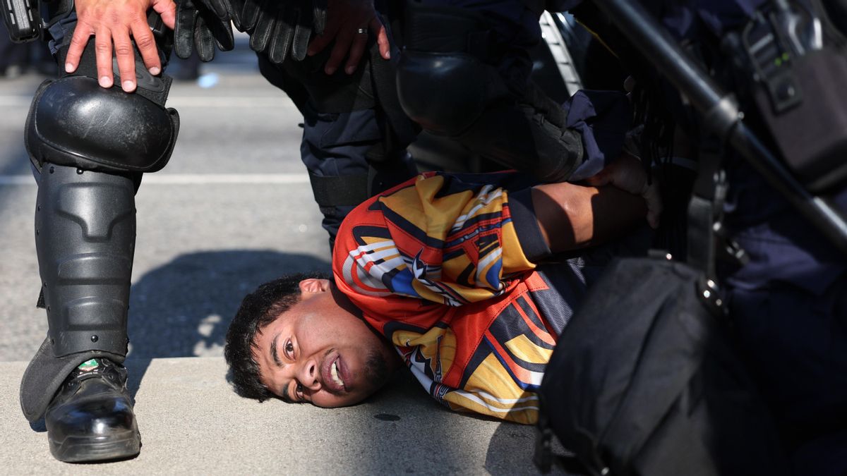 La Guardia Nacional detiene a uno de los manifestantes en Los Ángeles.