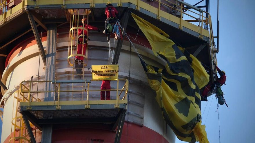 Los activistas despliegan la pancarta en la central malagueña.