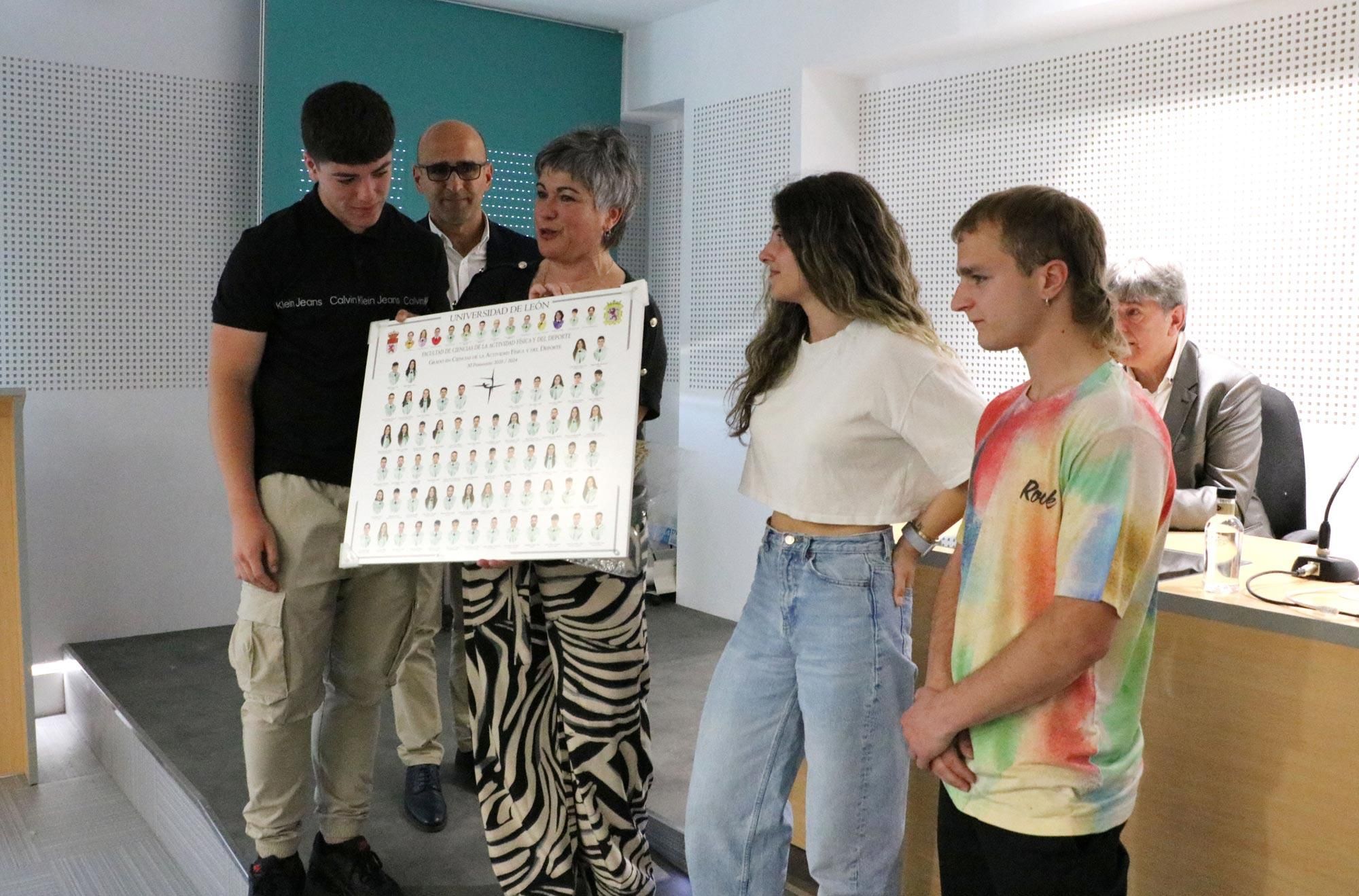 Los alumnos entregaron a la familia de Mario Fuentes la Orla de la 11.ª promoción.