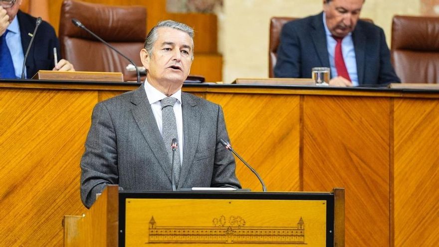 El consejero de Sanidad, Presidencia y Emergencias, Antonio Sanz, interviene en el Pleno del Parlamento andaluz