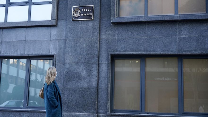 Una ovetense junto a la placa repuesta que homajea el golpe de Estado de 1936.