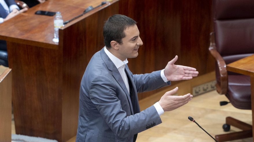 El portavoz del Grupo Parlamentario del PSOE, Juan Lobato, interviene en un pleno de la Asamblea de Madrid
