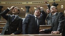 Los diputados miran asombrados el chorro de agua que cae en el hemiciclo / EFE - Emilio Naranjo