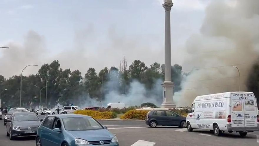 Sofocado el incendio en una zona de pastos y eucaliptos junto al aparcamiento del Parque Joyero