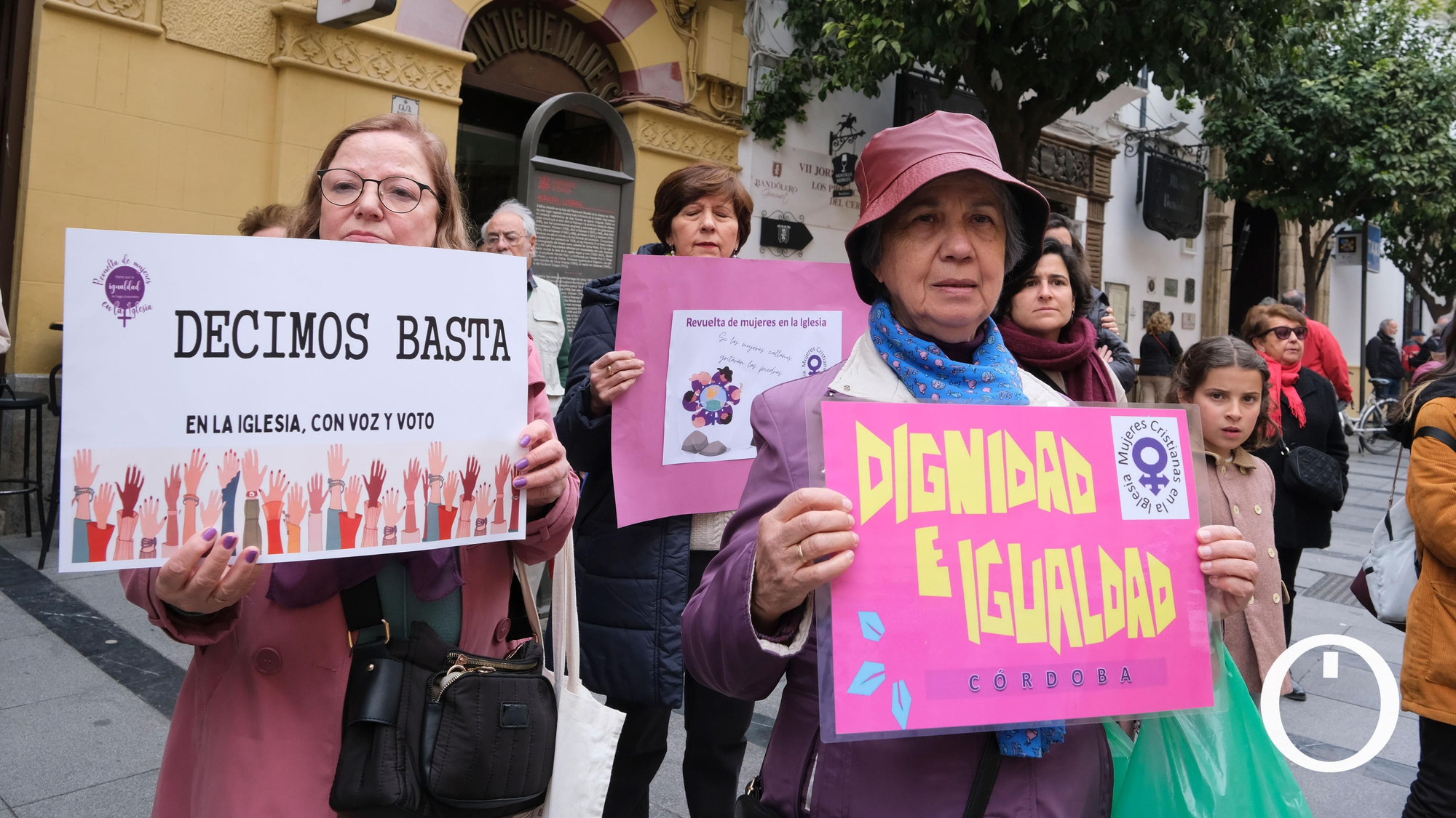 Concentración Revuelta de Mujeres en la Iglesia