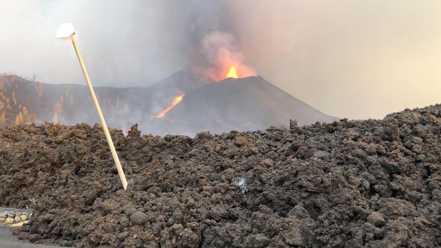 Farola atrapada por la lava en La Palma, este miércoles, 13 de octubre