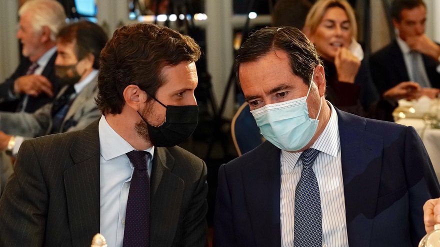 El presidente del PP, Pablo Casado, y el presidente de la CEOE, en un desayuno informativo organizado por el Foro Nueva Economía. En Madrid, a 27 de octubre de 2021.