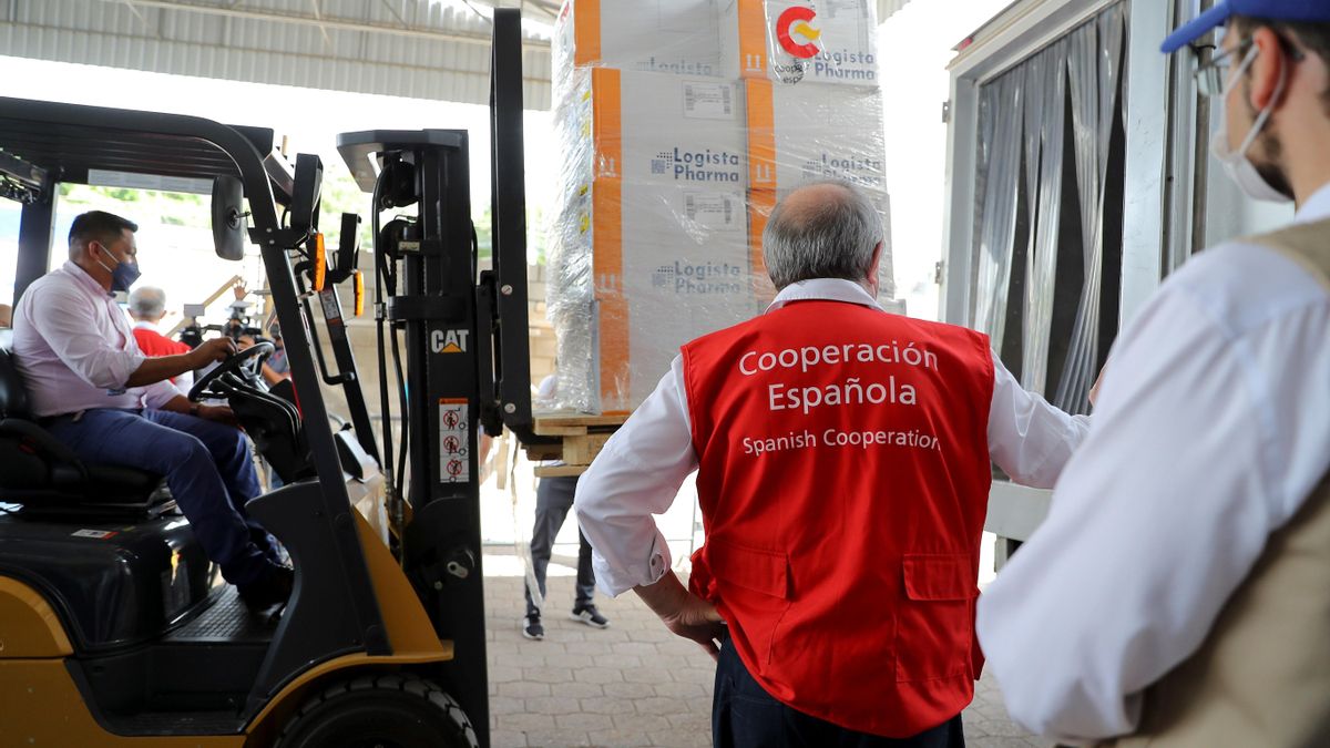 Trabajadores de Salud descargan un lote de vacunas contra la Covid-19, donadas por España, hoy, en Tegucigalpa (Honduras). Honduras recibe 100.000 vacunas contra la covid-19 donada por España.EFE/ Gustavo Amador