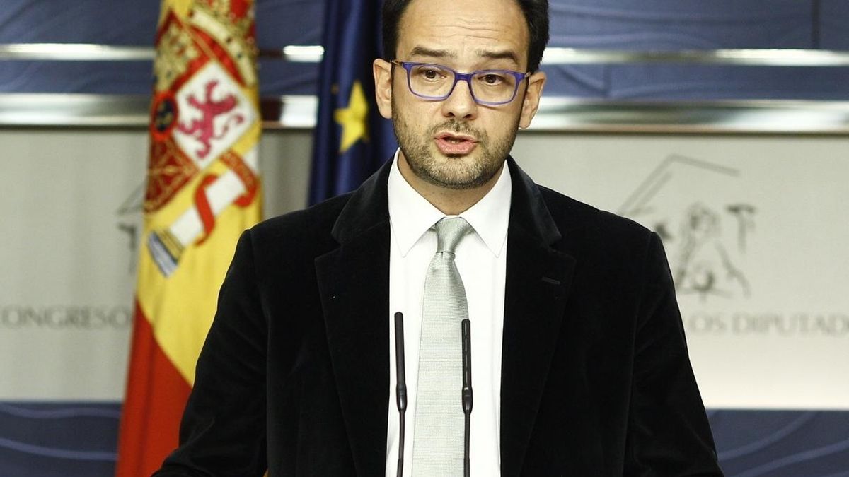 El PSOE emplaza a Podemos a reunirse mañana y avisa a Pablo Iglesias de que es la "gran esperanza" de Rajoy