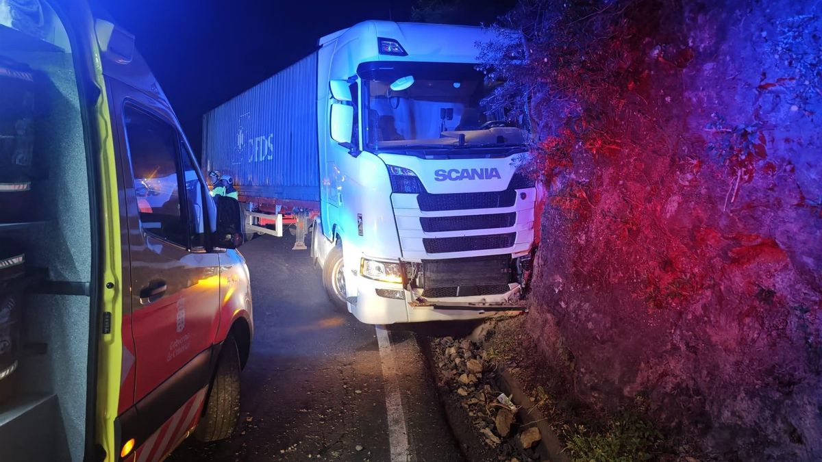 Colisión  del camión con un lateral de la carretera de La Cumbre (LP-3), en el municipio de Breña Alta.